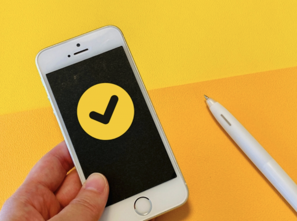 チェックマークが映ったスマホの画面画像
