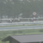【競馬】大雨の影響で馬場状態が凄いことに…まるで田んぼのようだ